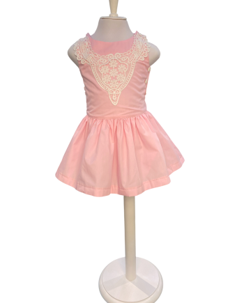 VESTIDO CORTE BAJO APLIQUE FRONTAL ESPALDA ABIERTA